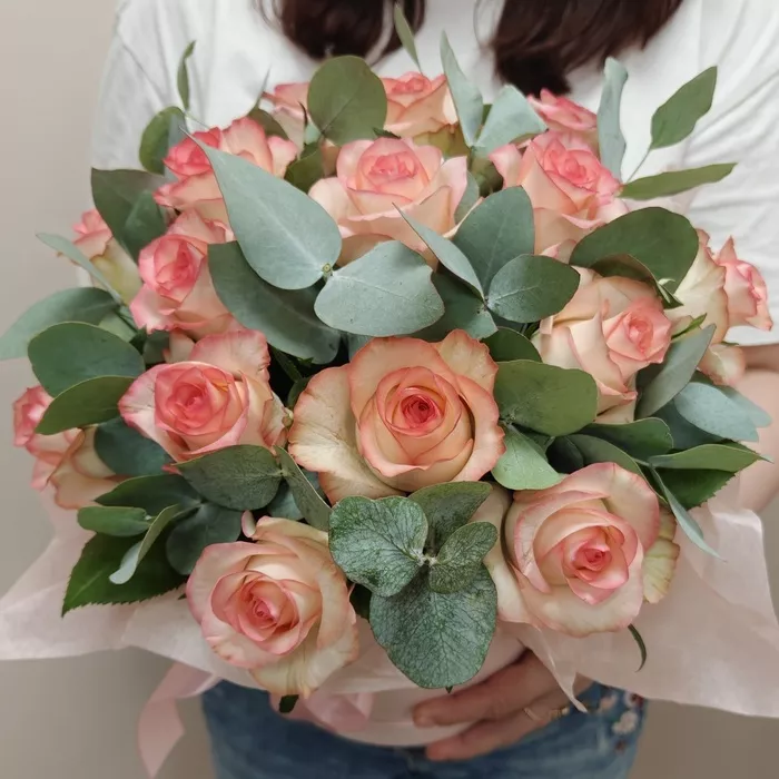 15 роз с зеленью в коробке